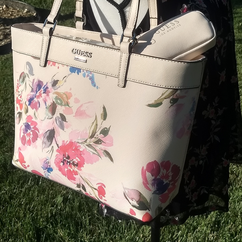 OUT Of STOCK Guess Pink Floral Garren Tote Set - Picture 3 of 13